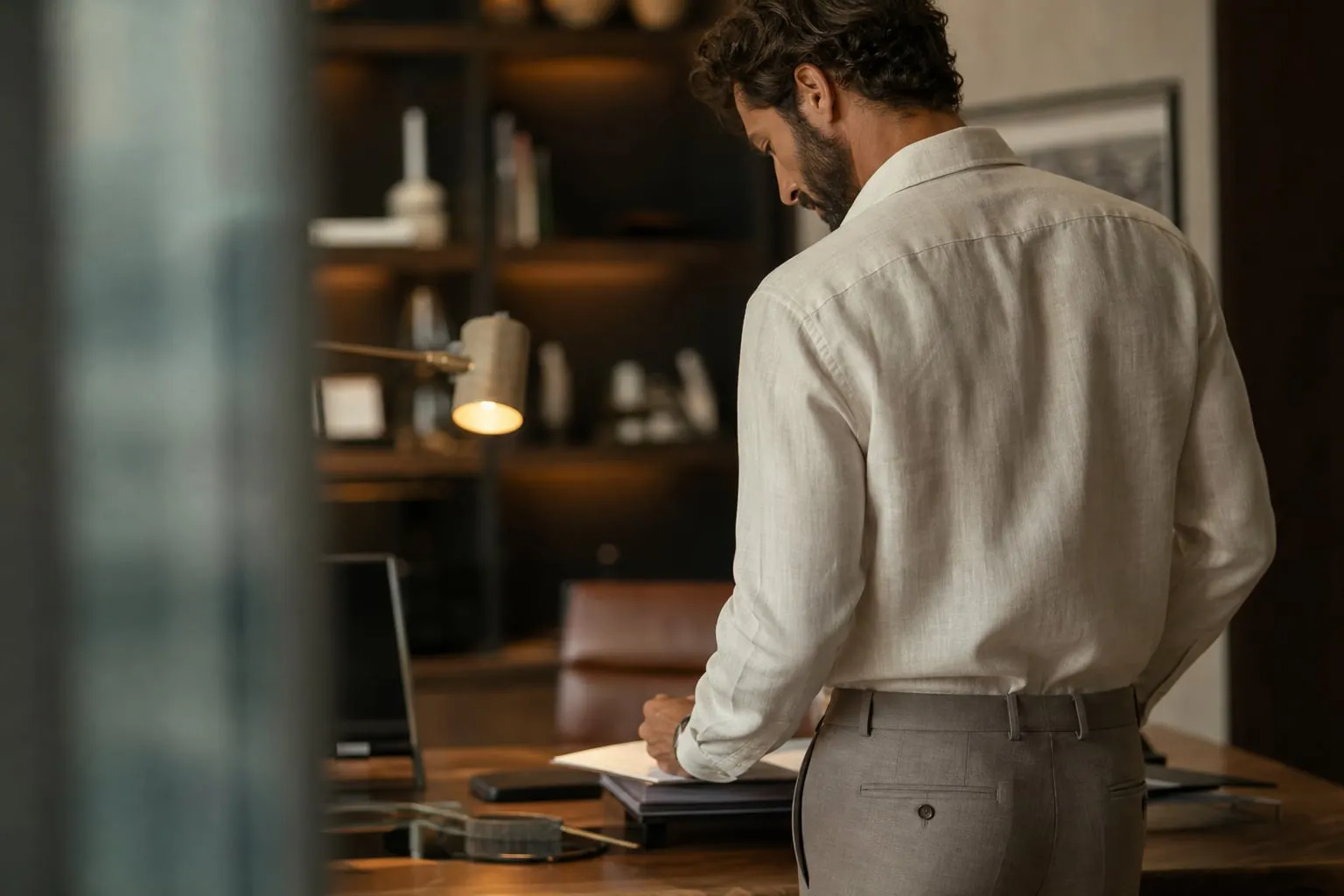 Camisa de linho no trabalho: alfaiataria sem rigidez